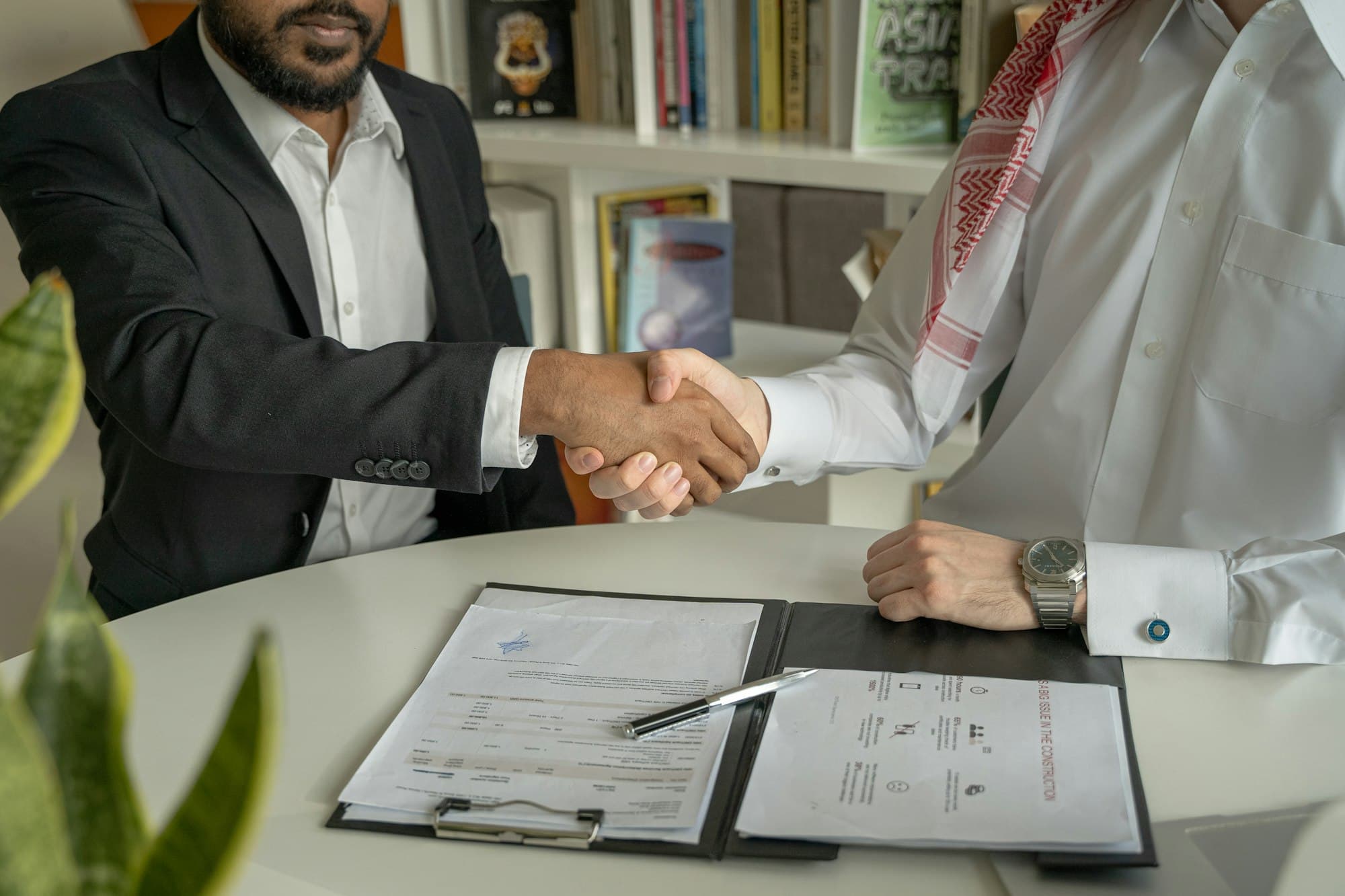 مصافحة فوق اتفاقية تسوية موقّعة